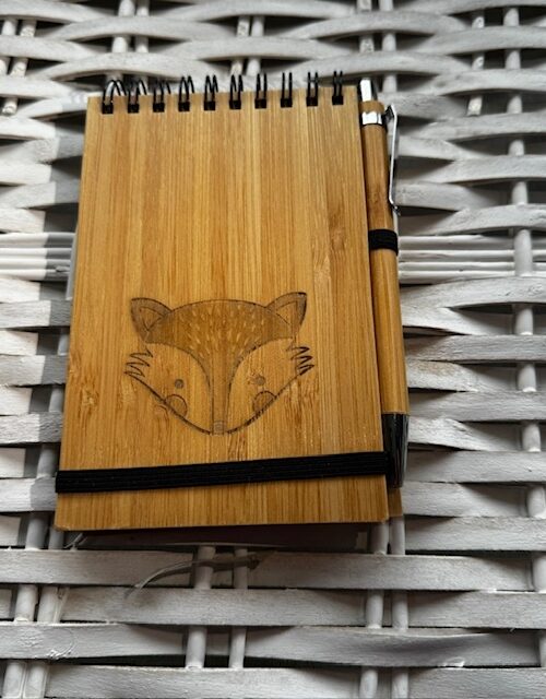 Caderno raposo con bolígrafo