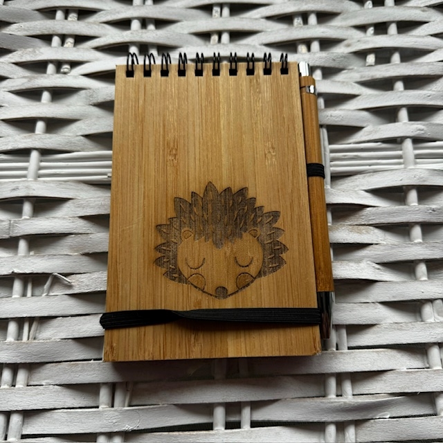 Caderno ourizo con bolígrafo