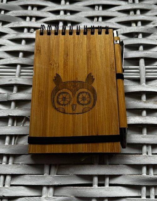 Caderno buho con bolígrafo