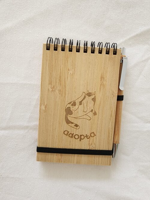 Caderno adopta gato con bolígrafo