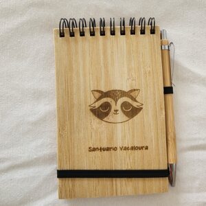 Caderno mapache con bolígrafo