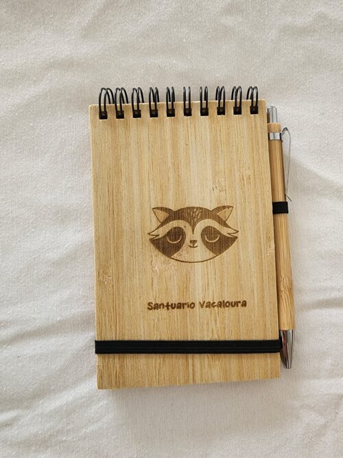 Caderno mapache con bolígrafo