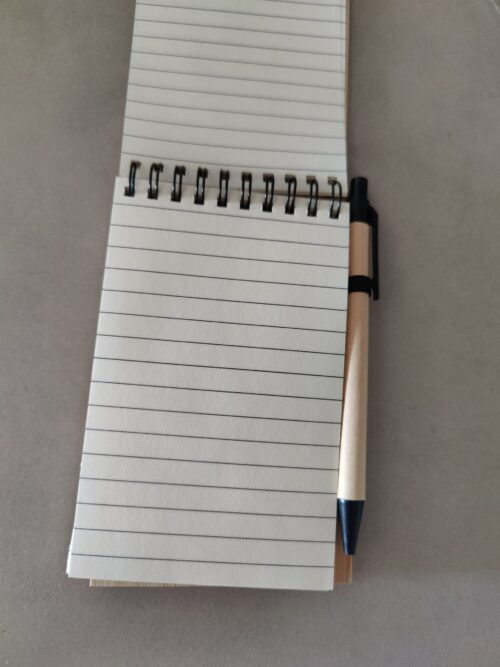 Caderno adopta gato con bolígrafo