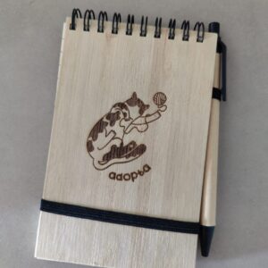 Caderno adopta gato con bolígrafo