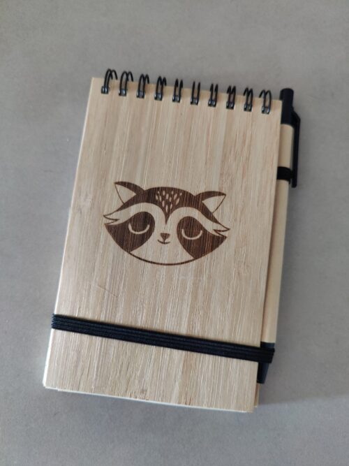 Caderno mapache con bolígrafo